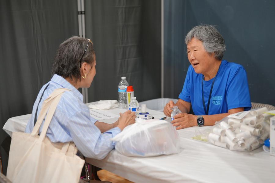 건강 상담 중인 봉사자